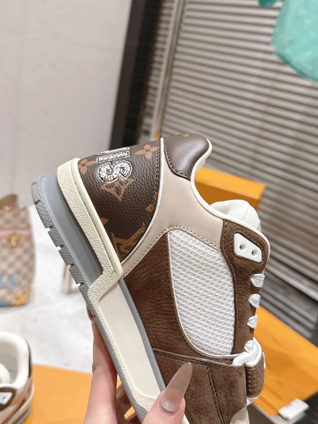 👟👟Ex-factory price 740👟👟 Top version: LV Louis Vuitton L House Donkey Brand Trainer Series Velcro Four-leaf Clover Casual Sports Shoes Skateboard Shoes Original purchase and development Production Original purchase and development Production This LV Trainer sneaker is made of smooth cow leather with meticulous perforations, cleverly interpreting the inspiration exploration of retro basketball shoes. The complex upper continues the classic structure, with Monogram flowers and asymmetrical Louis and Vuitton logos decorating the sides and rear. Exquisite packaging at the delivery counter🛍📦 ▪️Fabrics: Original customized imported first-layer cowhide ▪️Inner lining: Original customized breathable mesh lining ▪️Outsole: Original open-molded non-slip TPU combination outsole ▪️Sole thickness: 3CM ▪️Size: Women's 35-40 Men's 39-45